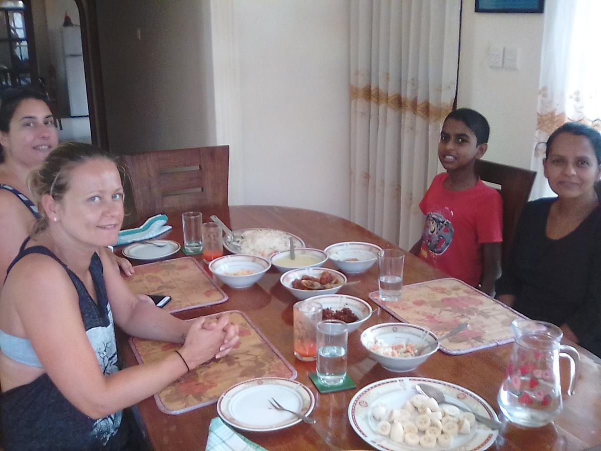 Nisha Homestay Inn Peradeniya Bagian luar foto