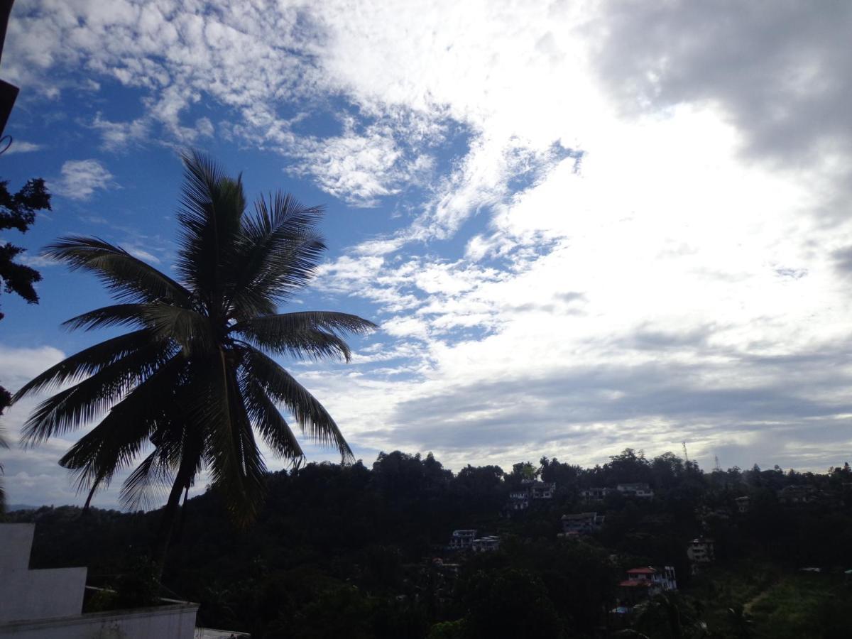 Nisha Homestay Inn Peradeniya Bagian luar foto