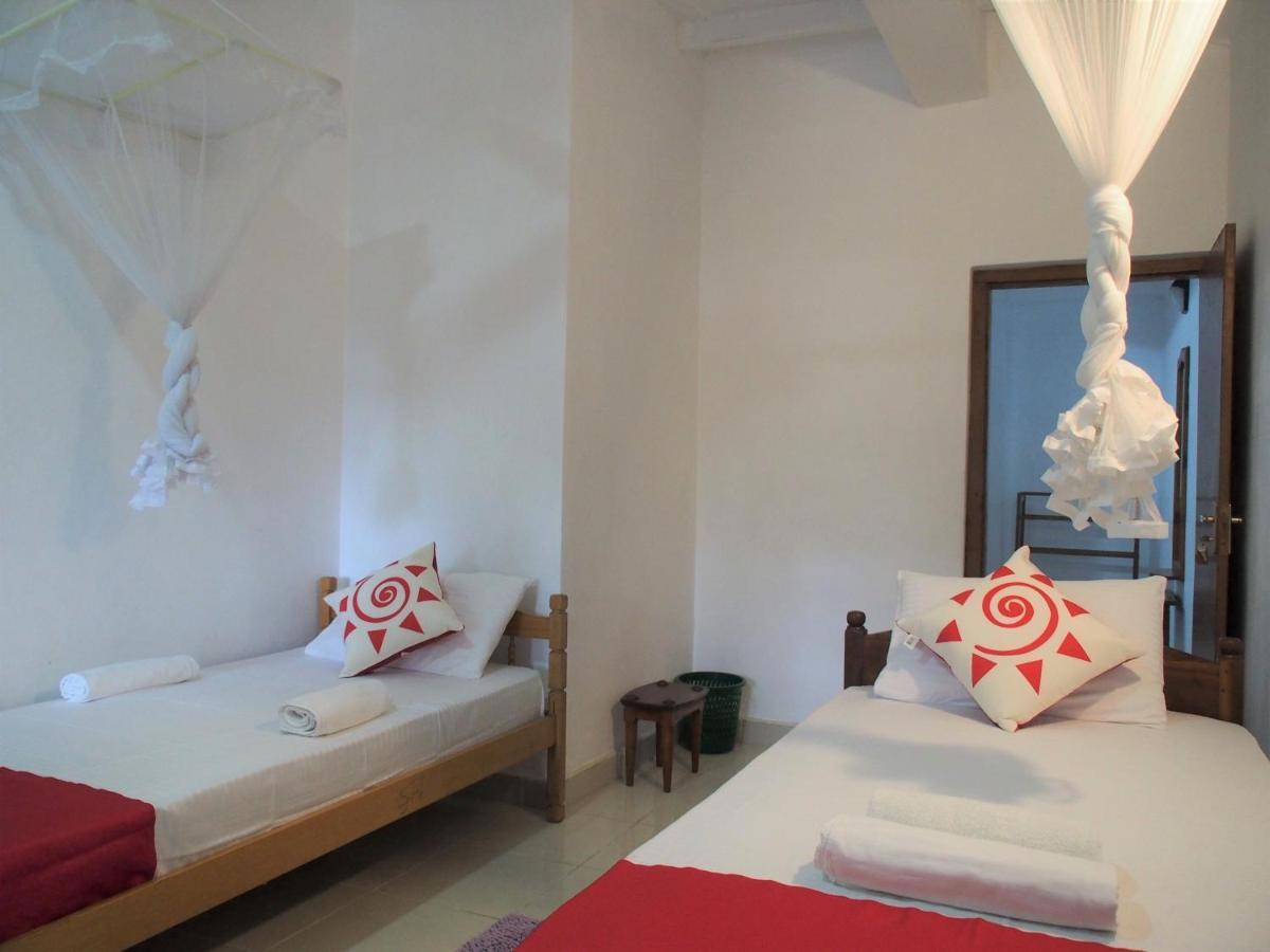 Nisha Homestay Inn Peradeniya Bagian luar foto